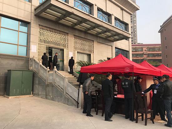 庭审现场,对旁听人员进行严格限制,澎湃新闻到现场时被告知50张旁听证已发完。娄底中院新闻科负责人称:旁听证由专门部门负责发放,具体由谁发,不能透露。