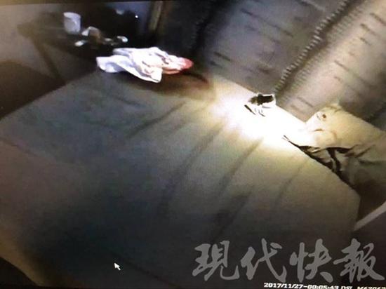 小王轻生现场,还能看到斑斑血迹。警方供图