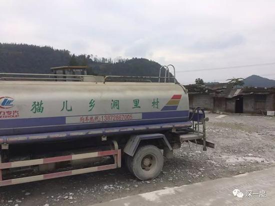 洞里村村集体购买了洒水车,用来降低粉尘。