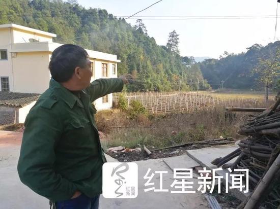 ▲许乐亭指着马路拐弯的方向,拐过去几百米就是留田村小学 图片来源:红星新闻