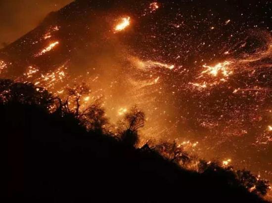 ▲仅托马斯一处大火就摧毁了文图拉县6.5万亩土地 图据《天空新闻》