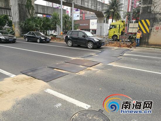 施工路段已更换钢板,车辆通行有序。