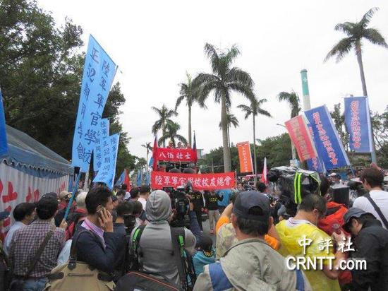 11月14日上午,台湾“八百壮士”前往蔡办前抗议。(图片来源:香港中评社)