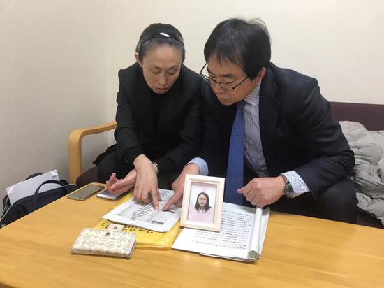 11日上午,江歌妈妈带了女儿的照片,在休息室等待出庭。徐静波供图