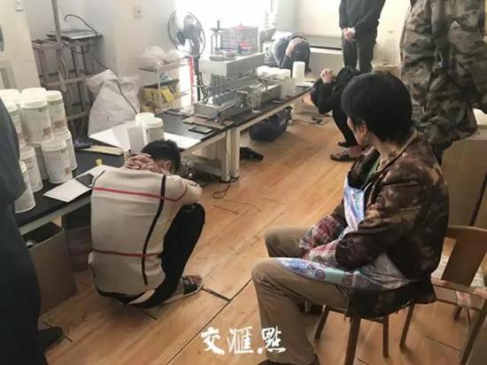 △11月1日,警方端掉隐藏在豪华别墅内的假美国康宝莱生产窝点,查获假康宝莱成品半成品原材料近2吨,图为手工生产设备。警方供图