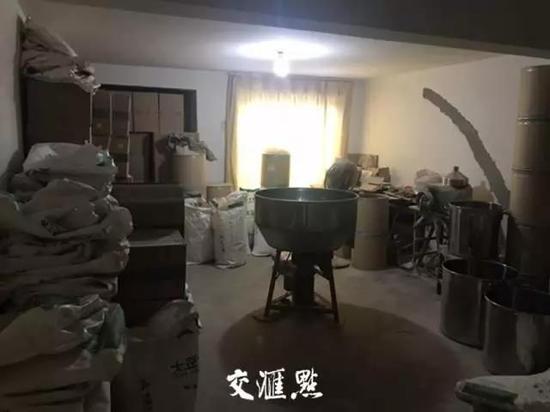 △图为隐藏在四层豪华别墅内的假美国康宝莱生产窝点,一层堆原料,一层生产包装,一层囤货。警方供图
