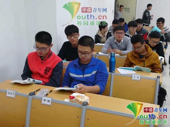 换完席卡的学生在学习。