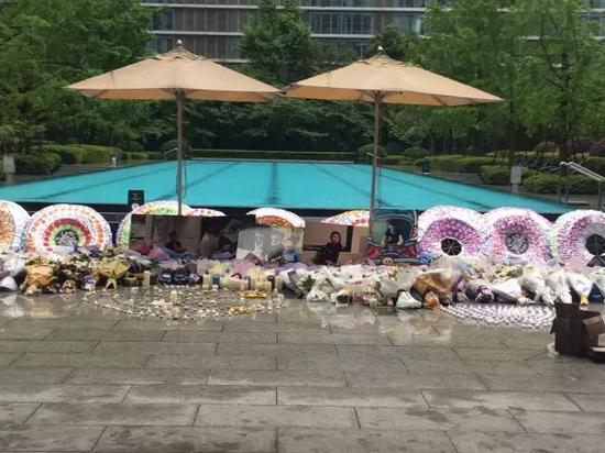 ▲6月24日,火灾后小区业主自发组织悼唁活动。新京报记者王婧祎摄