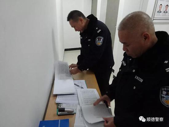 陈顺辉（右）生前检查收发枪支管理工作照。