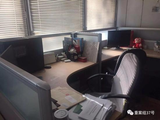 ▲付林被羁押后，其在清华大学的办公桌一直保留着。 记者王巍摄