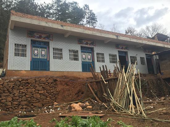 陈家在2014年地震后重建的四间房，平常夫妻二人睡左侧第一间房，4个孩子睡第二间房。
