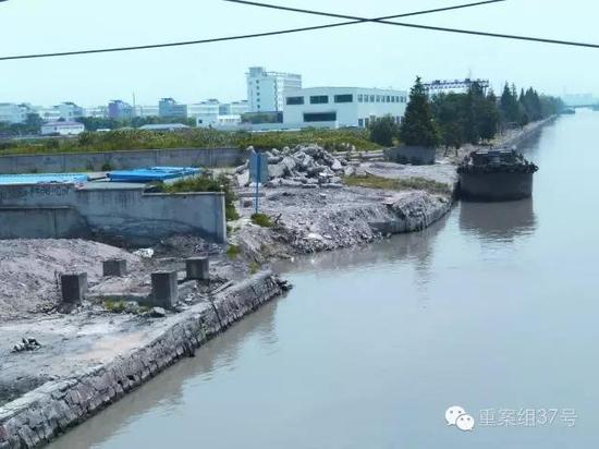 ▲上海惠宾码头，倾倒在苏州太湖和南通海门的部分垃圾，正是从此运出。 新京报记者 谷岳飞 摄