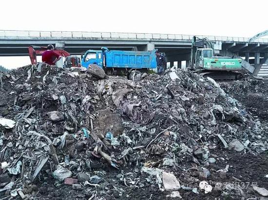 ▲2016年7月19日晚，江苏南通海门市新江海河苏州路桥旁，两台挖掘机正在清理来自上海的偷倒垃圾。