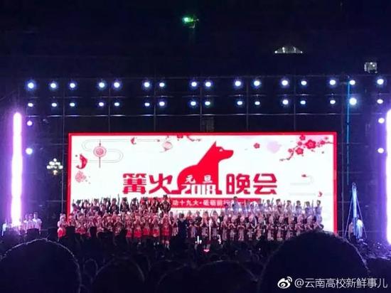 高校如何跨年?这学校请校门口拉二胡大爷上台表