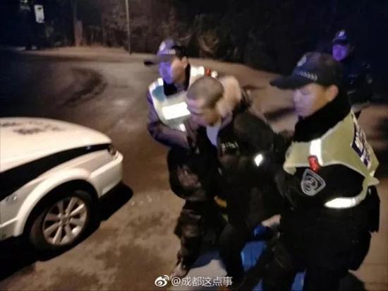 一盗窃嫌疑人在四川成都某小区内被警方和保安抓获。图片来自网络