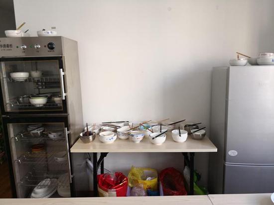 市监部门执法人员现场发现员工用餐的碗筷、消毒柜。本文图片均由南京市建邺区市场监督管理局提供