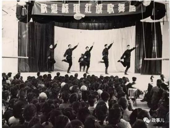 图为1952年,红旗歌舞团在上海为工人表演。