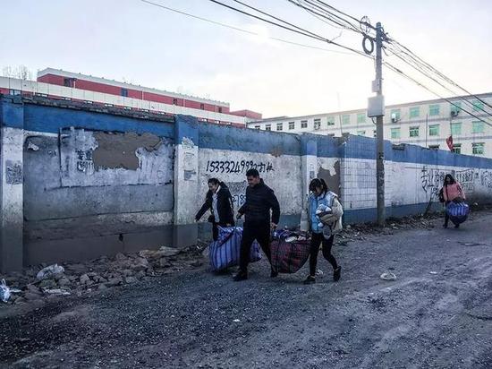 《财经》杂志:清退之后本土北京人开始焦虑：村子空了 租金没了