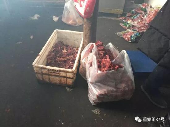 ▲1月7日，黑作坊地面上摆放着煮好的假驴肉和包装好的“卤香驴肉”。 新京报记者 大路 摄
