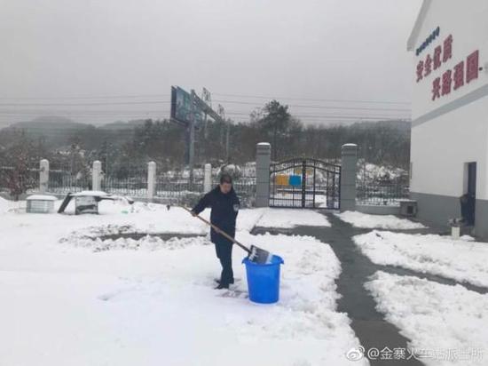 澎湃新闻:安徽一火车站因暴雪停水5天 民警用积雪化水做饭