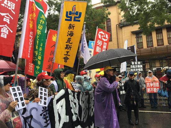 台劳工团体冒倾盆大雨抗议修法(柴逸扉 摄)