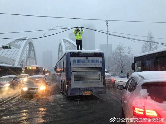 澎湃新闻:澎湃：在大雪这份试卷面前 城市交通部门及格吗？