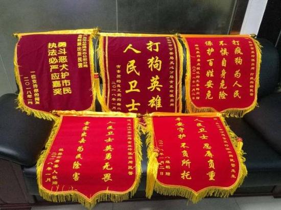 网友发布带图微博称，打狗的金盆岭派出所收到了来自全国各地的锦旗。