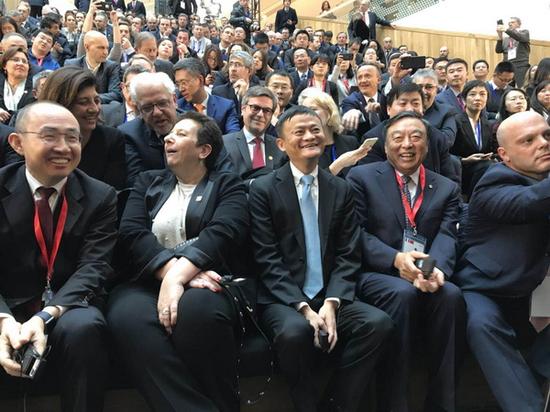马云的座位被安排在一众法国高级官员之间。