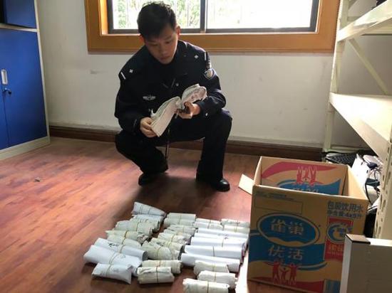 民警在嘉定菊园地区一家健身房找到近万张快递底单。 上海警方供图