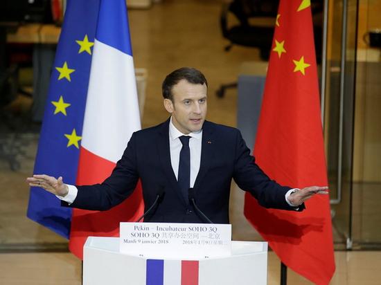 北京时间2018年1月9日,法国总统马克龙(Emmanuel Macron)在访华期间与中国企业家小范围会面,马云作为中国企业家俱乐部的主席,将领衔一众中国企业家与马克龙畅聊。图为马克龙在北京SOHO 3Q向中法企业家发表演讲。