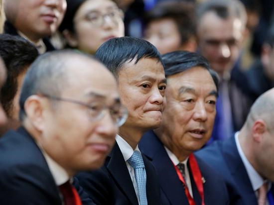 马克龙与马云等中国企业家举行会面。据悉,在马克龙还是法国的经济部长时,他就因为环保、旅游、法国品牌入驻天猫等合作与马云熟识,法国政府也在三年多前就和阿里巴巴签署了合作协议。