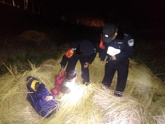 搜寻的民警于当晚10点多发现了稻草堆的两个孩子，叫醒俩人时还迷迷糊糊。