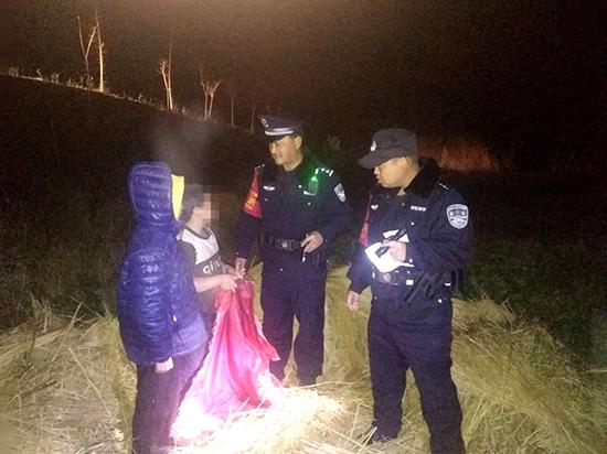 因作业未完成而感到压力大,逃学迷路夜宿稻草堆后被民警找到。