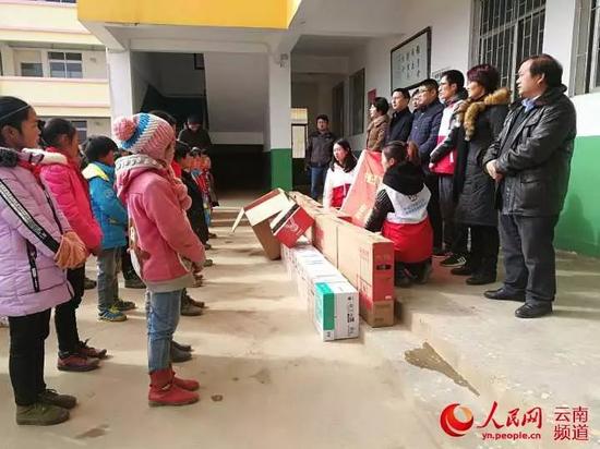 1月10日，中建三局昆明分公司为“冰花男孩”所在学校转山包小学捐赠保暖衣服144套，20台取暖器。摄影：叶龙飞