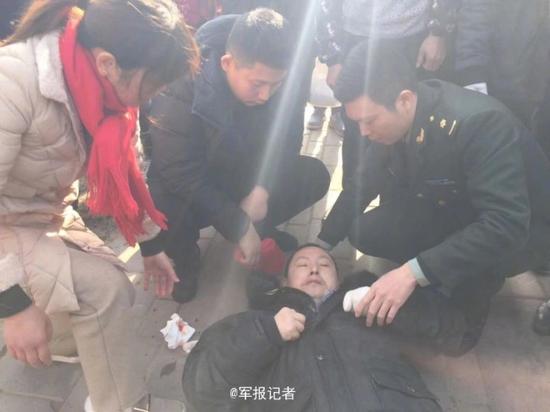 军报记者:男子晕倒路边 幸好遇到一车军医(图)