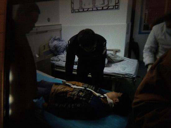 小林被送到医院救治。
