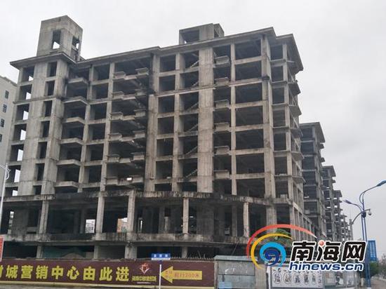 位于屯昌县环东一路与昌源路交叉口处,3号地(13499.37平方米)上烂尾的7栋框架楼。 王全印 图