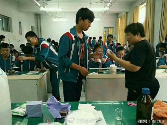 刘贺颖老师在课堂做物理实验（资料片）。