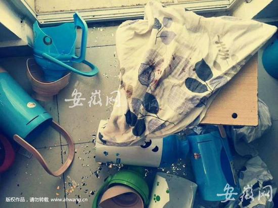 圖為發生“校園欺凌”的案發現場,多個暖水瓶被砸碎