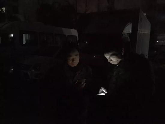 1月9日,葛远征和许海庭在小区楼下“蹭网”。新京报记者罗芊 摄