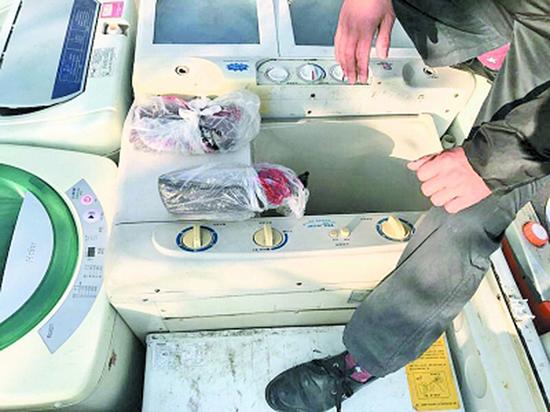 澎湃新闻:男子藏5.2万积蓄的洗衣机被弟弟卖废品 报警找回