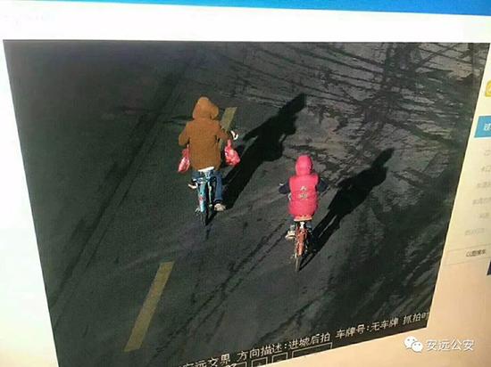 平易近警在监控中发明兄弟俩的身影