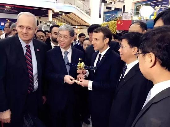 ▲1月10日上午,马克龙到访中国空间技术研究院,获赠中法海洋卫星模型。