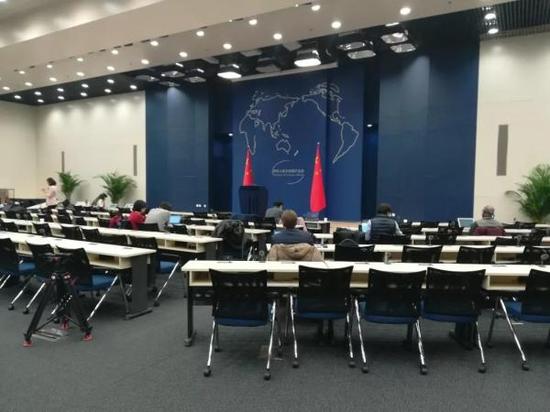 澎湃新闻:外交部微信公号介绍蓝厅：550平米 前区可坐140人