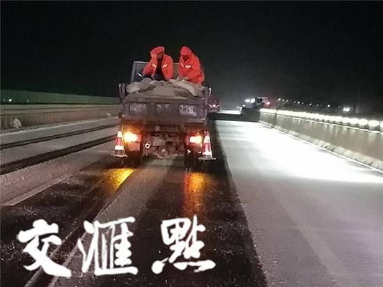 1月24日，南通市公路管理处开始在道路、桥梁上堆放了融雪用的工业盐，以及时处置融冰化雪。 本文图片均来自交汇点