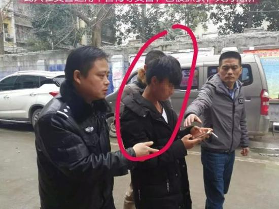 澎湃新闻:男子拍交警推车视频配辱骂言语 发至直播平台被拘