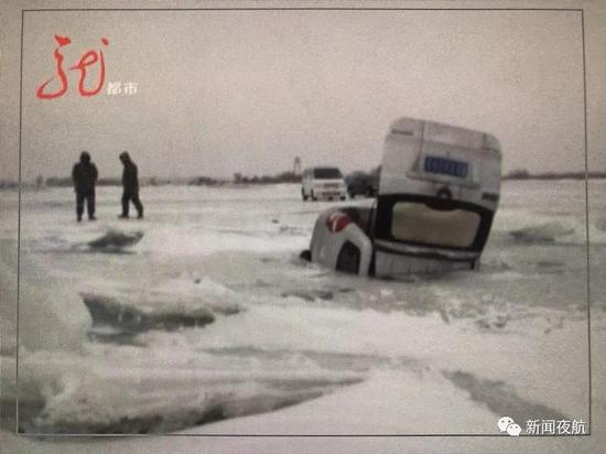 新闻夜航:游客想体验冰上驾驶乐趣 湖面开面包车坠入冰窟窿