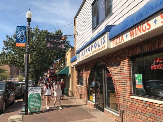 雪城大学校园附近的商店。(美国《纽约时报》网站)