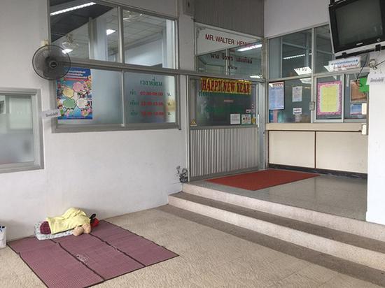黄海红所在的Vachira医院ICU病房外,露天,有人打地铺。澎湃新闻记者 于亚妮 图
