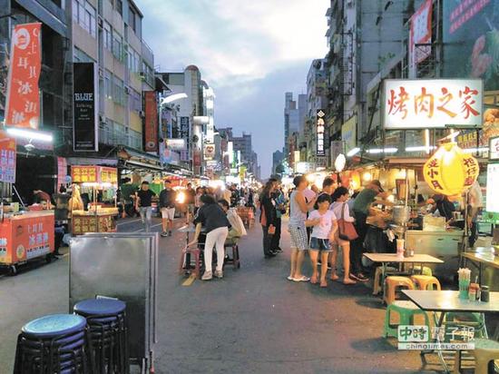 高雄六合夜巿因为大陆游客减少,人潮比以往差很多。(图片来源:台湾《中时电子报》)